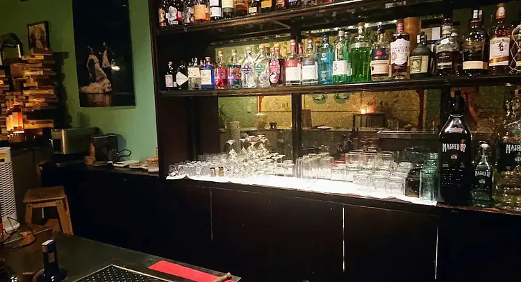 コヘイス・バー – カクテルズ＆タパス